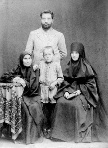 Николай с бабушкой, тетей и дядей в Сарове
